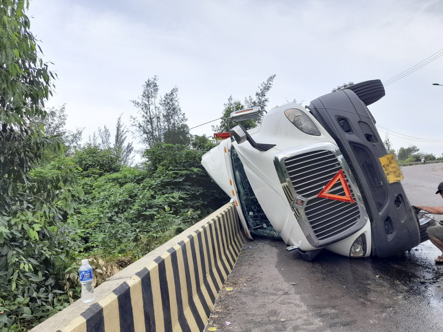 Xe đầu kéo lật nghiêng trên đường, tài xế may mắn thoát chết. Ảnh: Trương Định