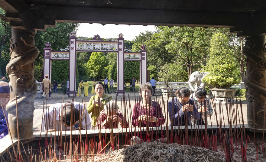 Người dân và du khách thành kính dâng hương tại Điện thờ Tây sơn tam kiệt.