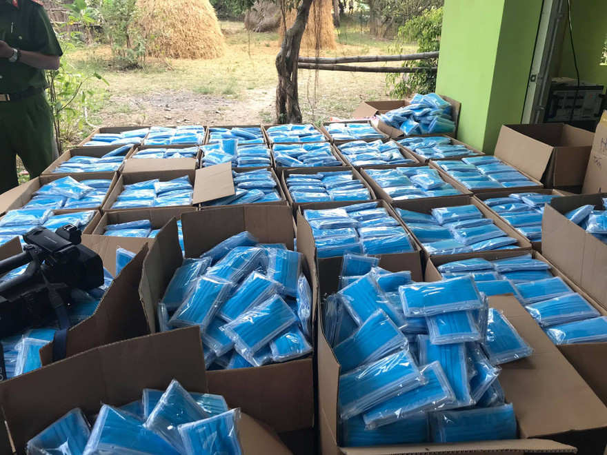 Cơ quan chức năng đã thu giữ gần 80.000 khẩu trang chưa đủ điều kiện lưu hành.