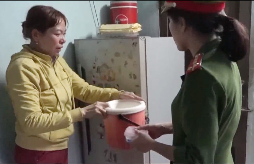 Công an khám xét tại nhà bà Sương.