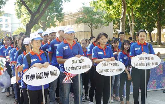 Các đội tình nguyện tiếp sức mùa thi.