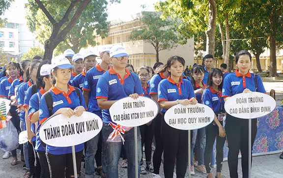 Các đội tình nguyện tiếp sức mùa thi.