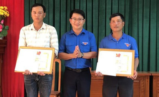 Tỉnh Đoàn Bình Định tặng bằng khen cho 2 thanh niên dũng cảm cứu người trong cơn lũ lụt.
