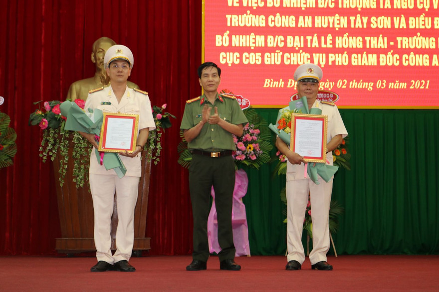 Giám đốc Công an tỉnh Bình Định trao quyết định của Bộ trưởng Bộ Công an cho Thượng tá Ngô Cự Vinh (thứ nhất bên trái sang) và Đại tá Lê Hồng Thái – Trưởng Phòng, Cục C05 - Bộ Công an. Ảnh: Công an cung cấp
