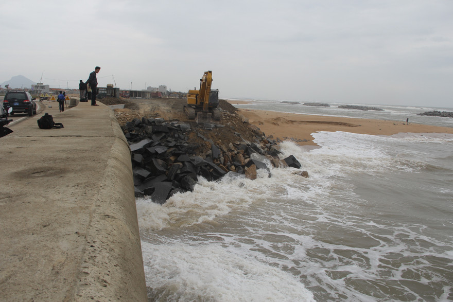 Kè biển bị sạt lở uy hiếp sân bay Tuy Hòa.