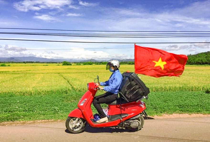 Nữ cán bộ Đoàn xã Tây An (huyện Tây Sơn tỉnh Bình Định) rong ruổi trên khắp nẻo đường tuyên truyền cho người dân phòng chống dịch COVID-19.