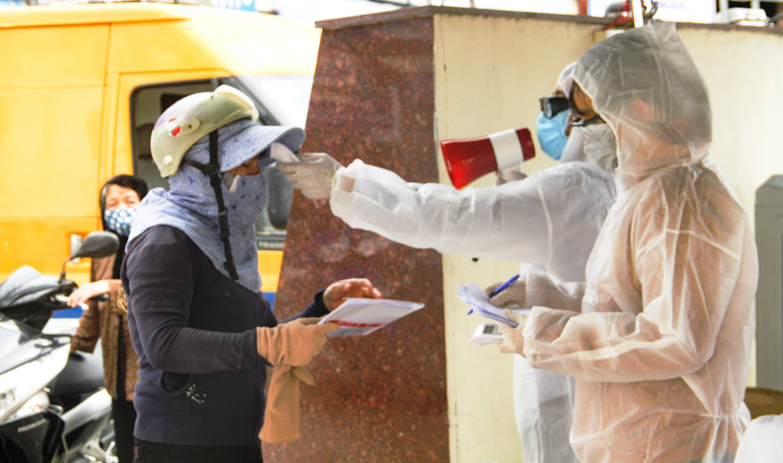 Kiểm tra thân nhiệt người dân tại các cơ sở y tế. Ảnh: Trương Định