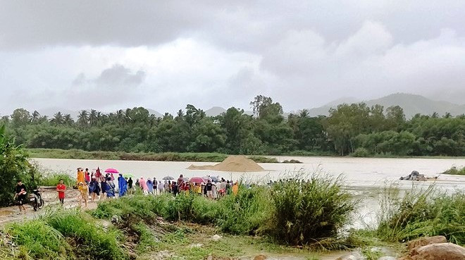 Người dân tổ chức tìm kiếm anh T. bị lũ cuốn mất tích. Ảnh: Ph.Cương