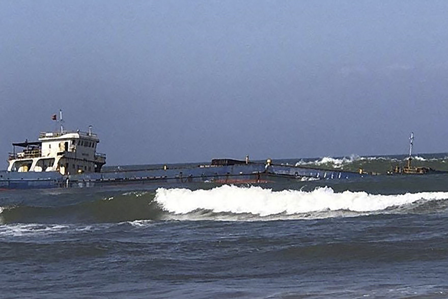 Tàu hàng chở than bị chìm trên biển: Ảnh minh họa