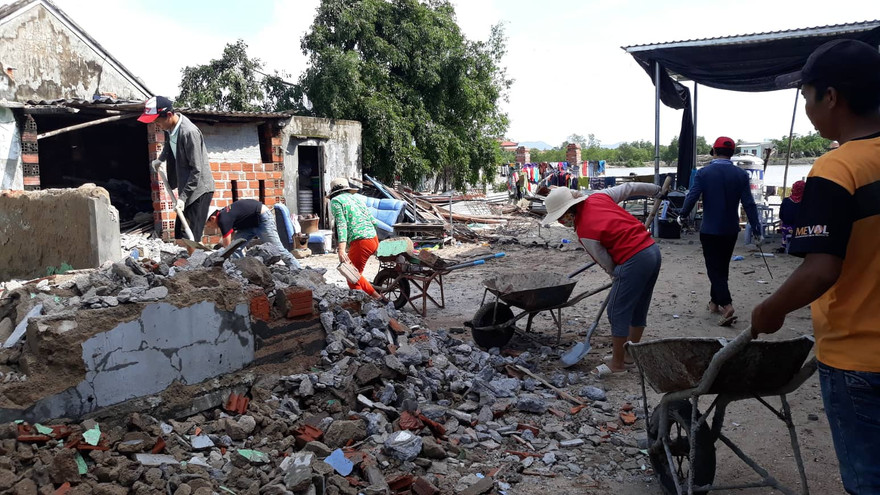 Người dân đang cố gắng dọn dẹp đống đổ nát.