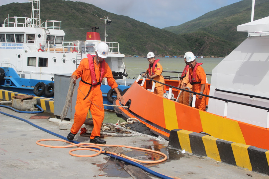 Tàu cứu hộ đưa các thuyền viên trên tàu bị chìm vào bờ trước đó.