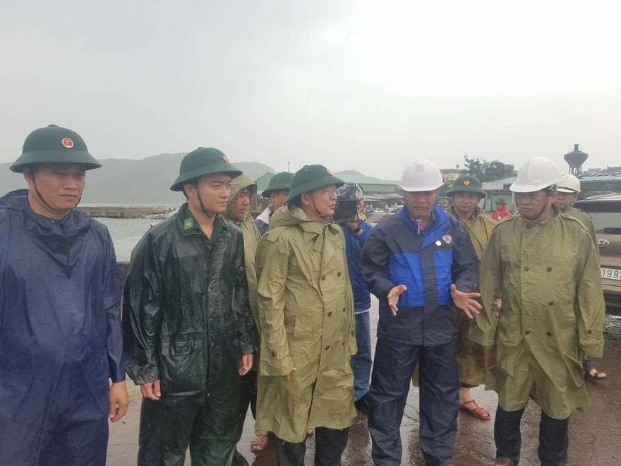 Lãnh đạo tỉnh Bình Định đi kiểm tình hình ứng phó bão. Ảnh: Tr.Định