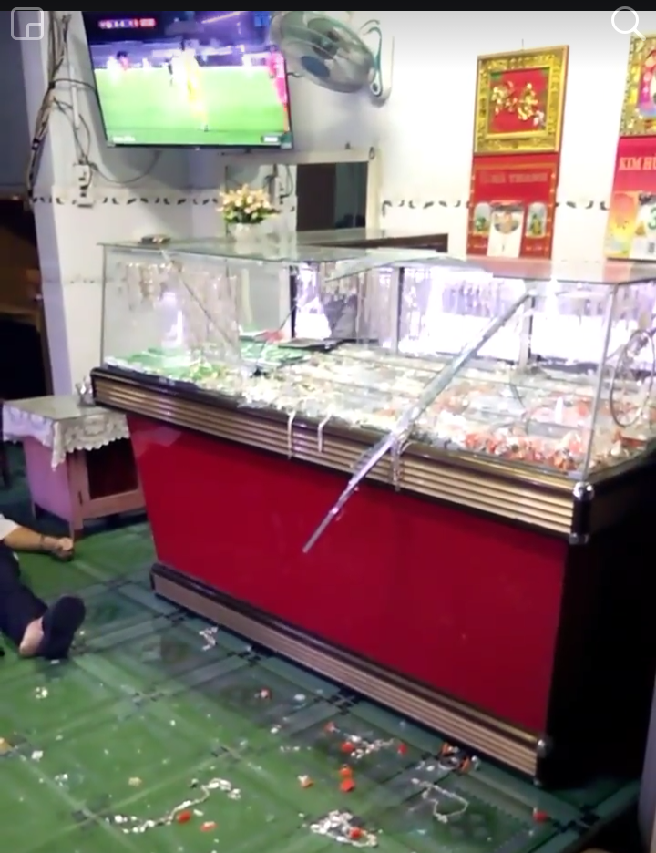 Kẻ gian tấn công 2 vợ chồng chủ tiệm vàng vào lúc trận bóng đá giữa U22 Việt Nam và U22 Singapore xảy ra.