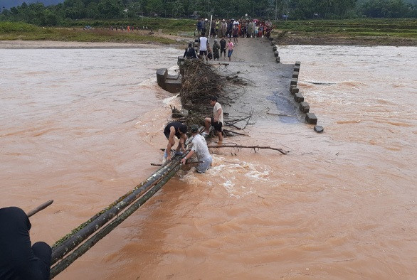 Cầu sập, người dân phải bắt cây qua sông.