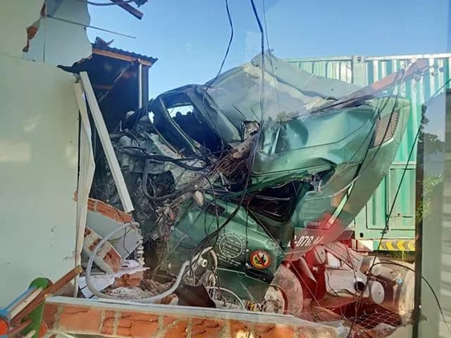 Container tông sập nhà dân, một người tử vong tại chỗ. Ảnh: BĐTT