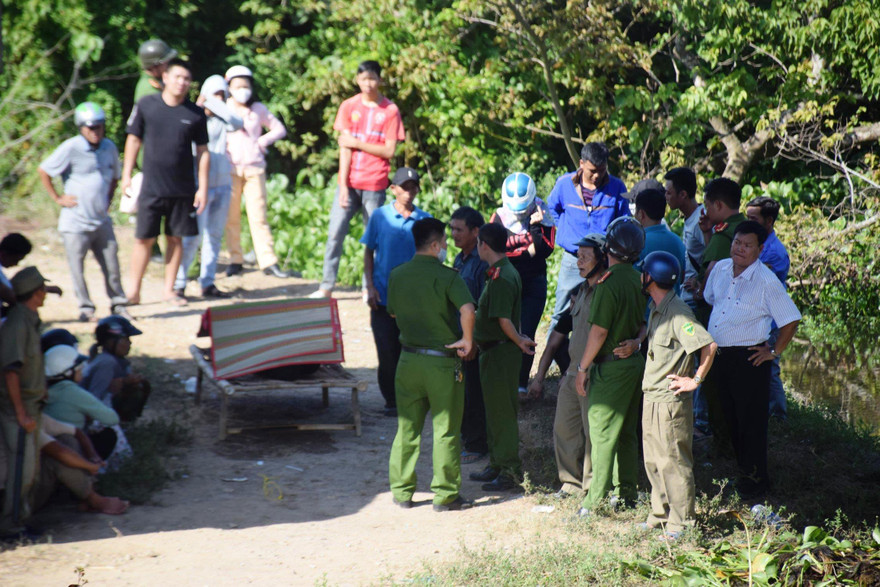 Lực lượng chức năng vớt được thi thể nạn nhân lên bờ.