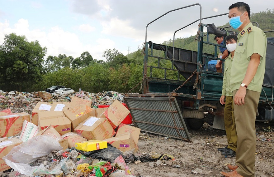 Tiêu hủy gần 6.000 hũ yến sào không rõ nguồn gốc.