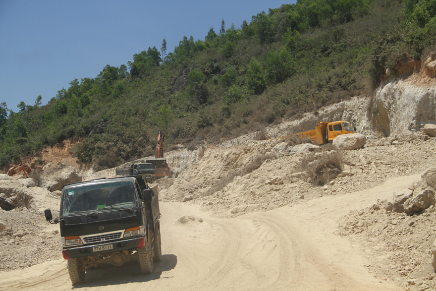 Núi Mò O bị các doanh nghiệp “xẻ thịt”. Ảnh: Tr.Định