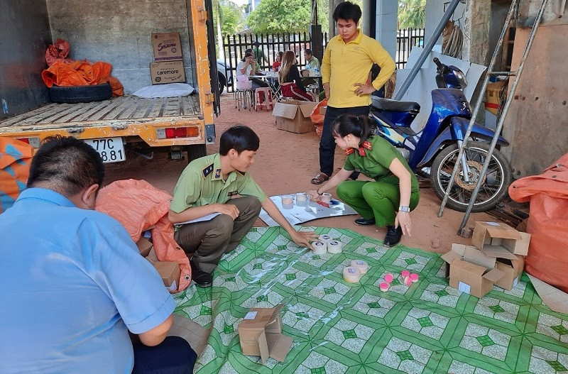 Lực lượng chức năng tiến hành kiểm tra.