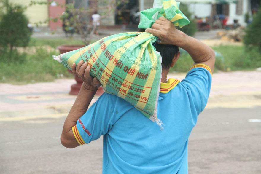 Người dân Quy Nhơn đổ xô xúc cát chèn chống nhà cửa.