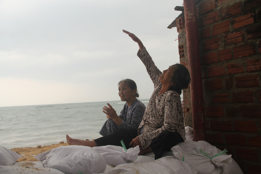 Người dân tại thôn Hải Nam (xã Nhơn Hải) chia sẻ, chưa bao giờ phải chịu liên tiếp 2 cơn bão độ vào mà chỉ cách vài ngày.