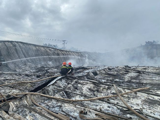Lực lượng cảnh sát PCCC đã huy động 7 xe chữa cháy, cùng nhiều cán bộ chiến sĩ đến hiện trường chữa cháy. Ảnh: A. T