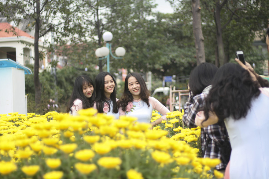 Người dân nô nức đi chợ hoa Tết.