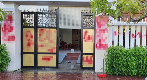 Nhà riêng của giám thị trại giam bị tạt sơn, bôi bẩn.