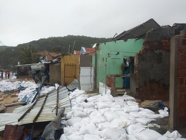 Bão số 5 vào đêm 30 đến rạng sáng 31/10 đã làm sạt lở hoàn toàn hơn 100m kè biển ở xã Nhơn Hải. Ảnh: Tr.Định