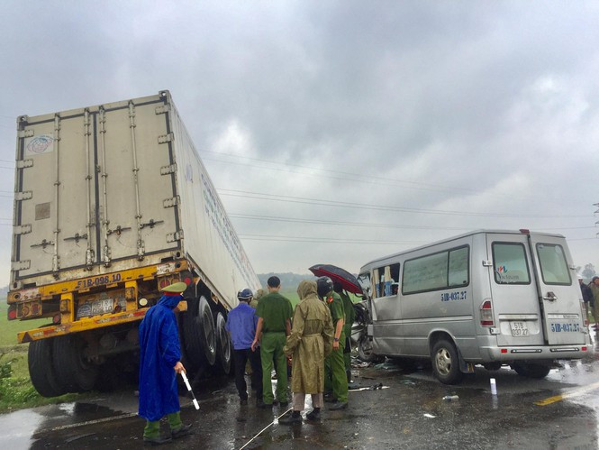 Hiện trường vụ TNGT đặc biệt nghiêm trọng xảy ra tại Quảng Ngãi. Ảnh: Nguyễn Ngọc