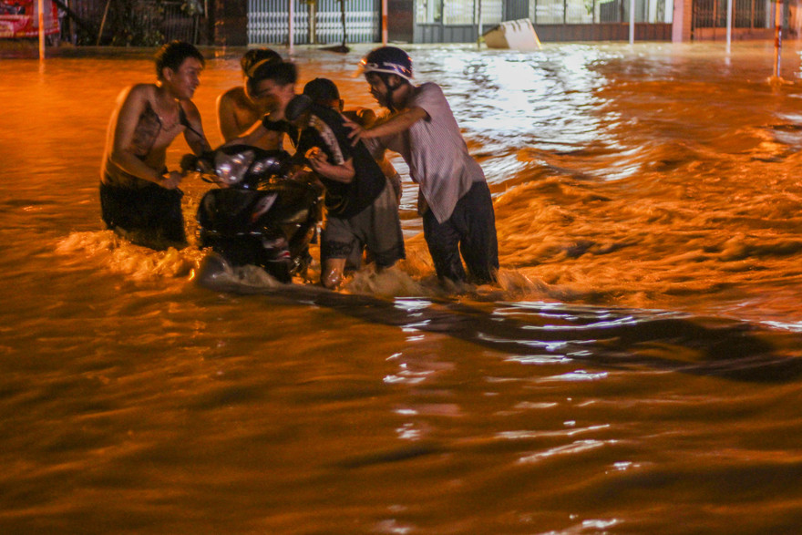 Lũ xuống bất ngờ, xe cộ "bơi" trong biển nước. Ảnh: Trương Định