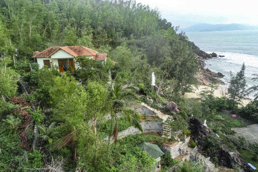 Công trình không phép của ông Phan Phi Hổ trên lưng chừng núi Xuân Vân. Ảnh: L.T