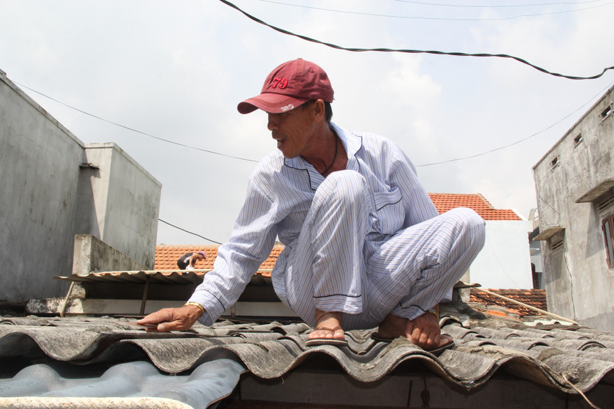 Người dân kiểm tra, chèn chống nhà cửa trước bão.