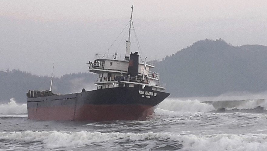 Va phải đá ngầm, tàu hàng bị mắc cạn trên biển. Ảnh: A.Cường