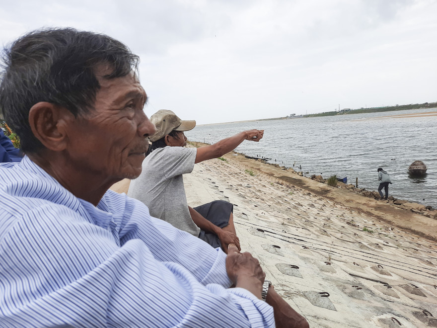 Các bậc cao niên ở xã Hoài Hương chia sẻ, từ ngày cửa bị bồi lấp đời sống người dân nơi đây cũng gặp nhiều khó khăn. Ảnh: Trương Định