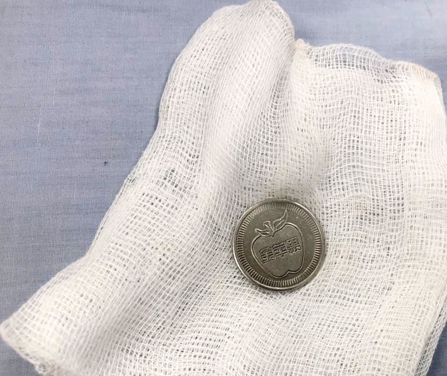 Đồng xu được gắp ra ngoài.