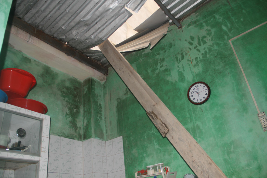 Miếng ván gỗ dài hơn 4m của công trình khách sạn phi thẳng xuống đầu nhà người dân.