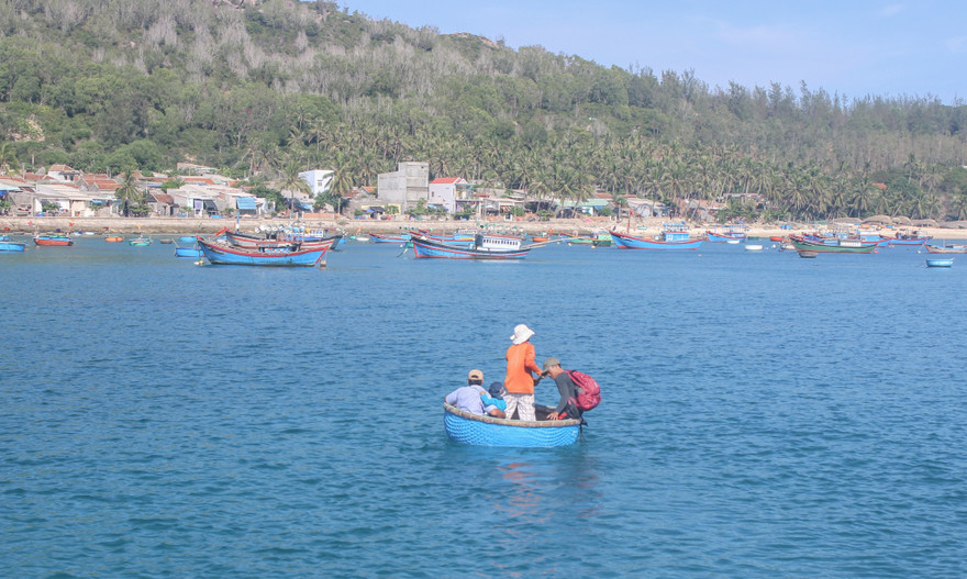 Tạm dừng đưa, đón khách du lịch ra xã đảo Nhơn Châu.