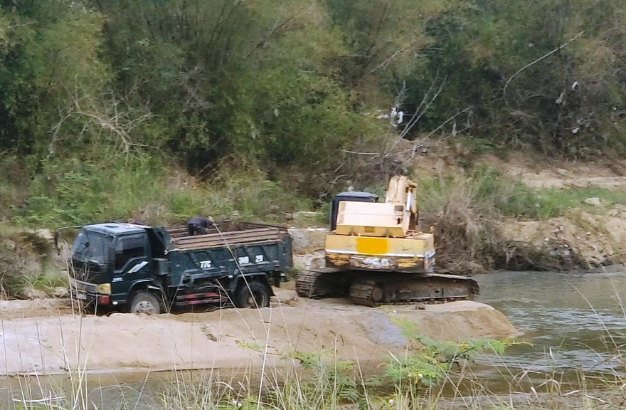 Xã tự ý cấp phép cho DN khai thác cát khi chưa được cấp có thẩm quyền cho phép.