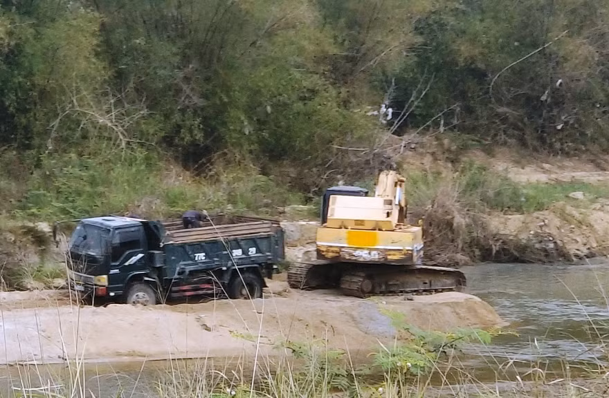 Xã tự ý cấp phép cho DN khai thác cát khi chưa được cấp có thẩm quyền cho phép.