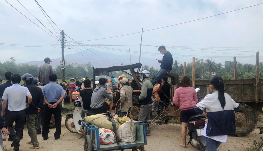 Dân chặn xe lãnh đạo không cho dự lễ khánh thành nhà máy điện mặt trời.
