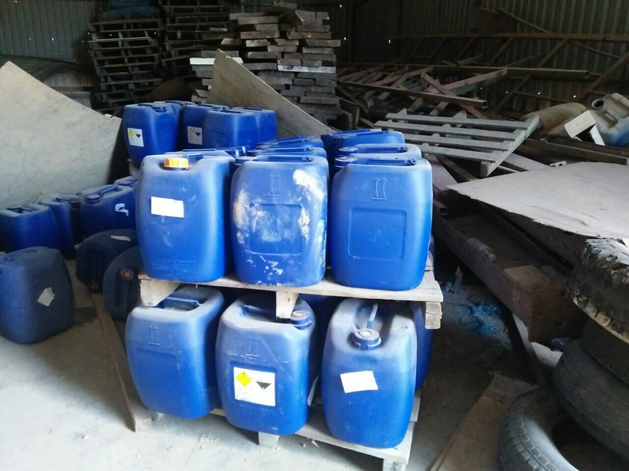 Tại Bình Định lực lượng chức năng phát hiện 286 thùng phuy, trên 300 bao bột và nhiều dụng để tinh chế ma túy.