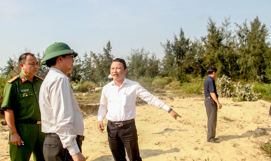 Lãnh đạo UBND tỉnh Bình Định trực tiếp chỉ đạo cưỡng chế các trường hợp lấn chiếm, xây dựng trái phép tại KKT Nhơn Hội, hồi năm 2019. Ảnh: Trương Định