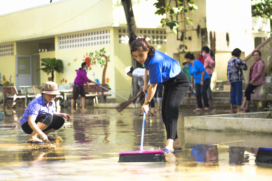 Đoàn viên thanh niên tham gia vệ sinh trường lớp đón học sinh đi lại sau nghỉ bão số 12. Ảnh: Trương Định