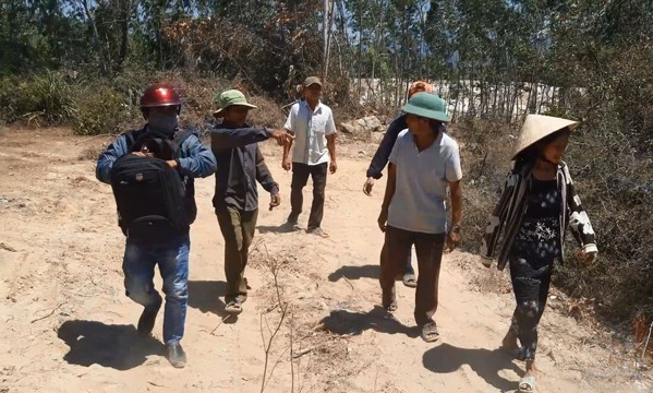 Người dân thôn Chánh Lý (xã Cát Tường) phản đối doanh nghiệp khai thác đất trái phép. Ảnh: Tr.Định