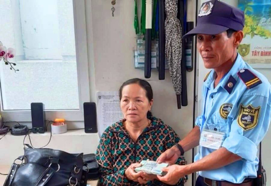 Bảo vệ Trương Lê Dũng trả lại tài sản cho người đánh rơi.