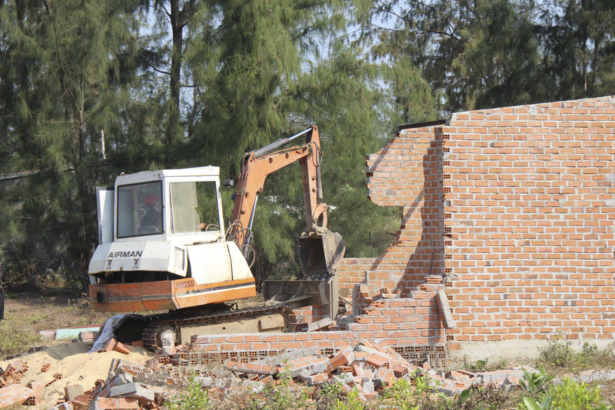 Thời gian qua, các cơ quan có thẩm quyền của tỉnh Bình Định đã phát hiện và xử lý nhiều trường hợp lấn chiếm, xây dựng trái phép ở KKK Nhơn Hội. Ảnh: Trương Định