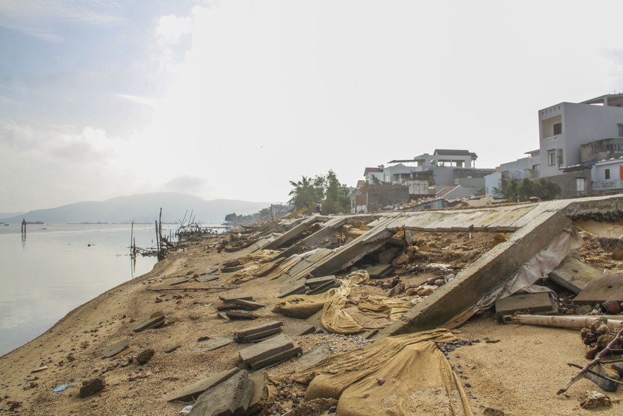 Kè "chục tỷ" mới xây xong bị sóng đánh tan nát.