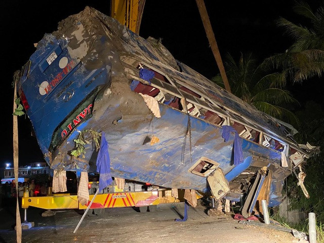 Xe khách lao xuống ruộng tối mùng 1 Tết nhiều người bị thương.