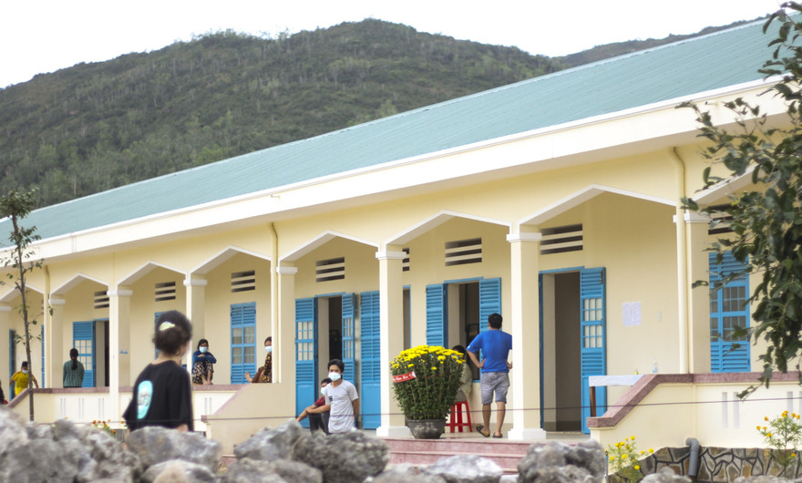 Người dân đang được cách ly tại Trung đoàn Bộ bịnh 739. Ảnh: Trương Định